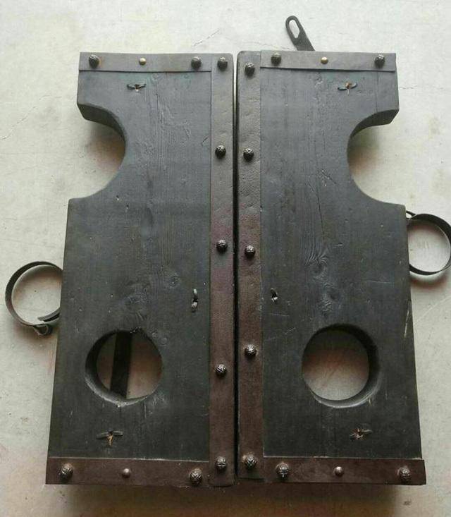 正德初年,宦官刘瑾专权时制作的大枷重一百五十斤,专门用来打击那些不