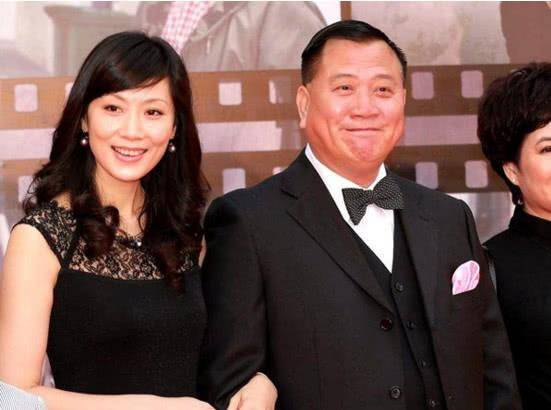 离婚后,万梓良与比万梓良小16岁的空姐郭明黎结婚.