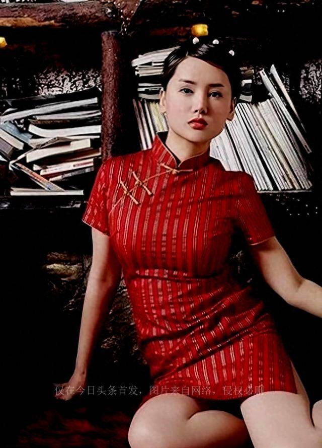 杨欣在电视剧《樱桃红:口袋妈妈》中饰演恶女修波.