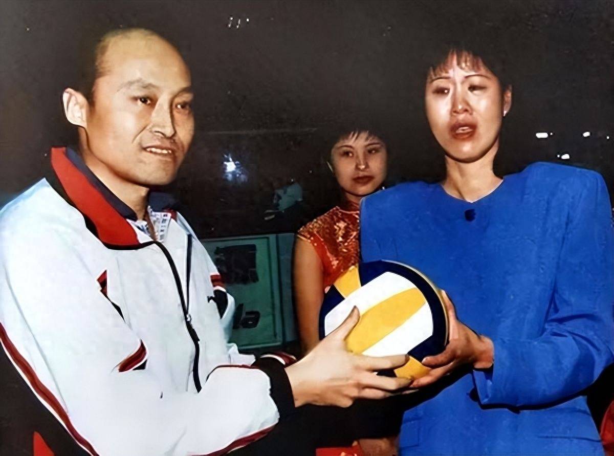 中国女排叛徒,戏耍郎平叛逃出国,被国家队除名,如今下场如何?