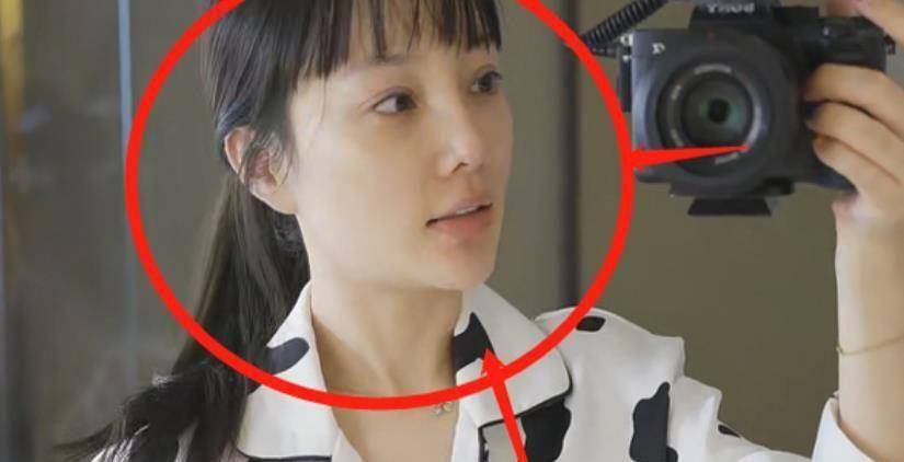 李小璐素颜出境,脸部状态整容感太明显,真是可惜了一张好脸_one