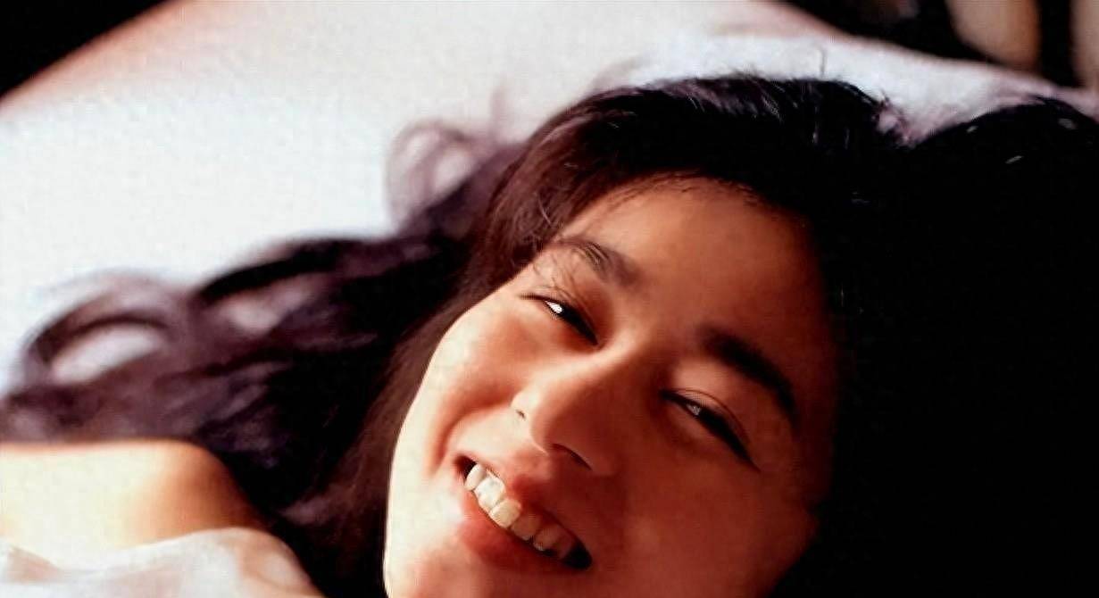 魅惑女神青山知可子,诠释极致身材与纯真颜值!_生活_故事_事业