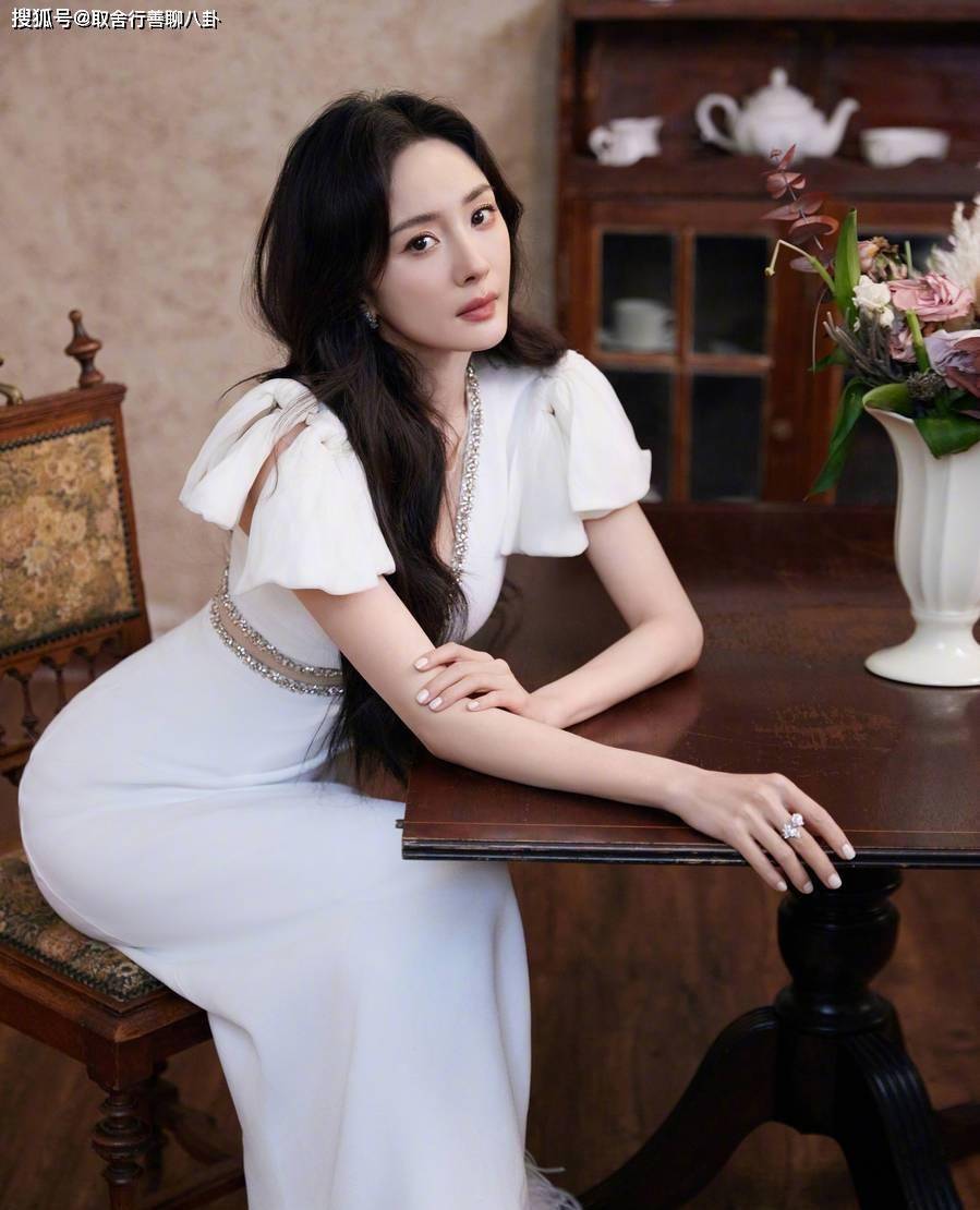 37岁杨幂身穿白色长裙,锁骨性感迷人,曲线妖娆身材比例超好