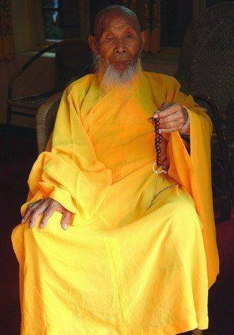 在峨眉山潜心修行,释通永大师每天从山脚下向山上挑担运送寺里生活