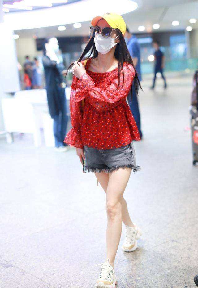 黄圣依一看就是生活幸福的样子,机场凹造型好自信,牛奶肌太晃眼_红色