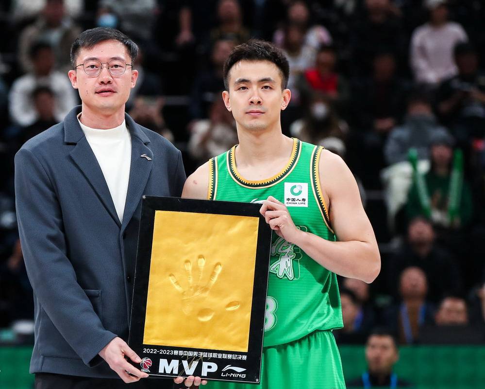 效力时间最长的老将李晓旭展示总冠军戒指,旁边是中国篮球掌舵人姚明