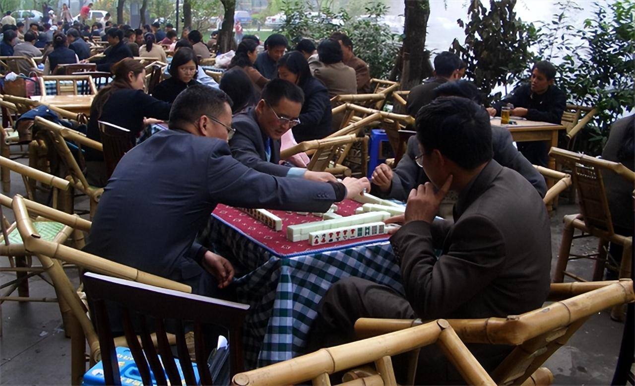 成都街头最常见的就是茶馆和麻将馆,这是成都人不可或缺的东西,这里不