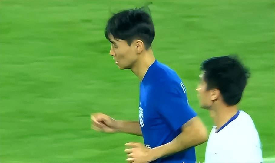 进攻乏力！高准翼险“被废”，越南球员上演少林足球，被红牌罚下