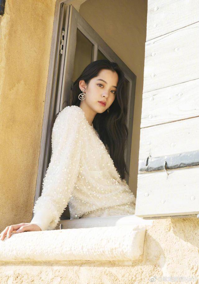 欧阳娜娜晒美照,身材暴瘦似纸片人,此前发福严重遭群嘲_照片_媒体