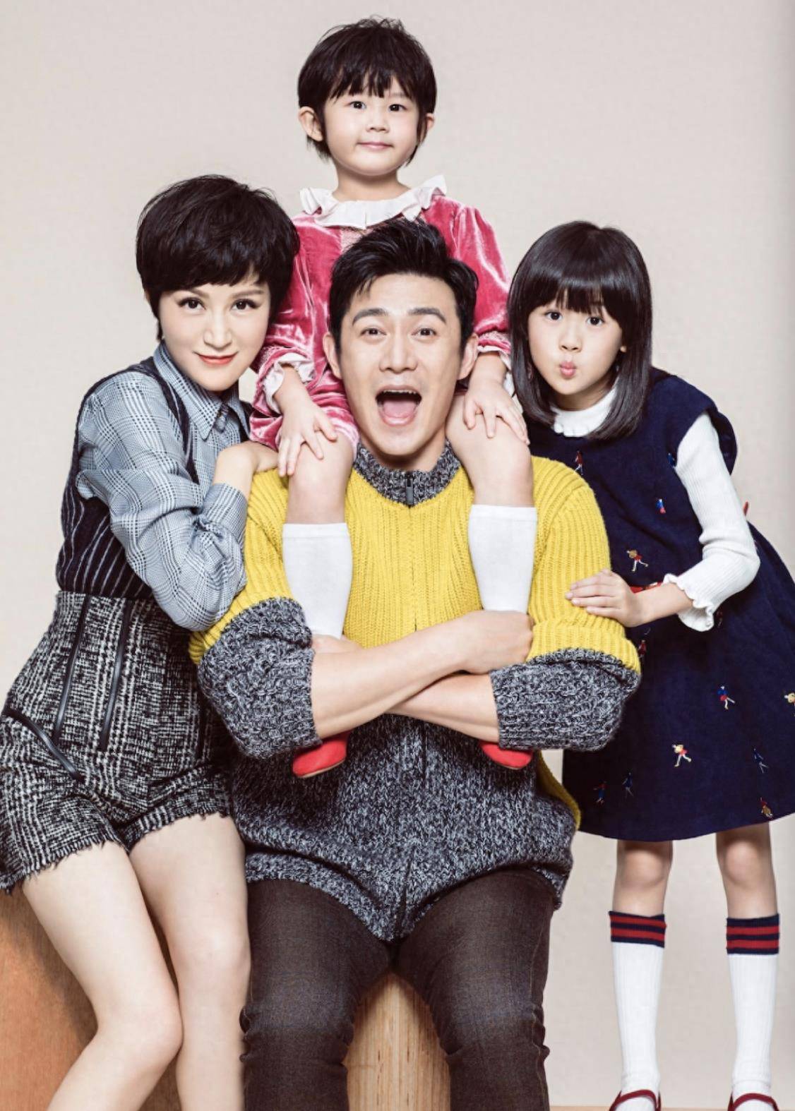 婚后鲍蕾为了家庭放弃了事业,为陆毅生儿育女,默默地在背后支持着丈夫