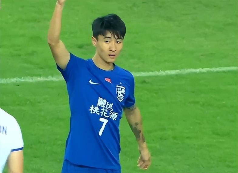 进攻乏力！高准翼险“被废”，越南球员上演少林足球，被红牌罚下