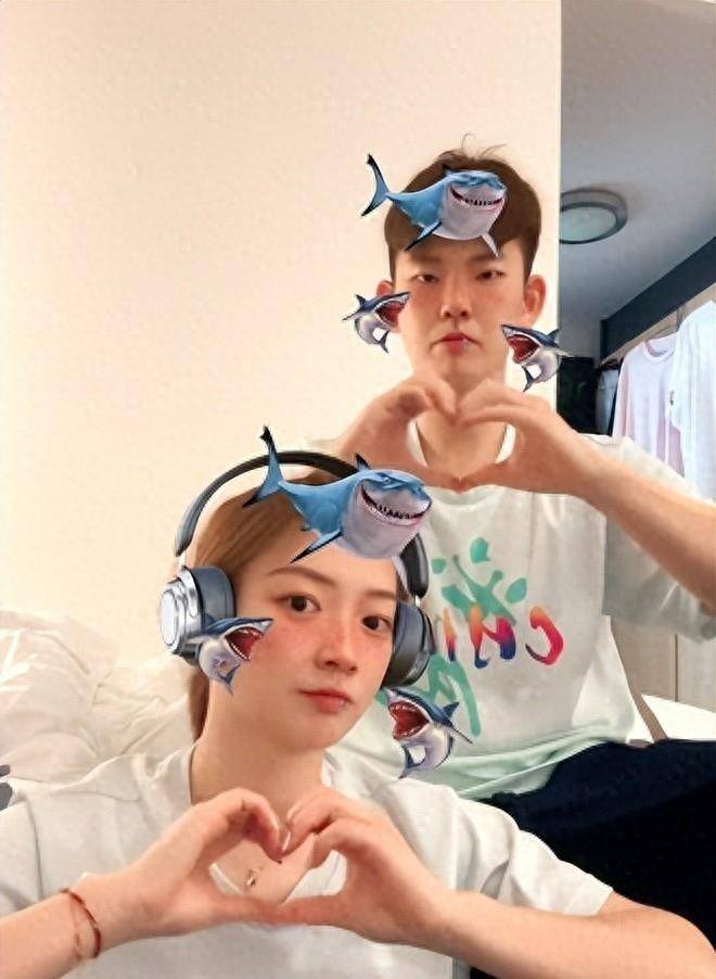 黄雅琼与男友大方秀恩爱,镜头前比心,队友:辰哥不大聪明的样子_刘雨辰