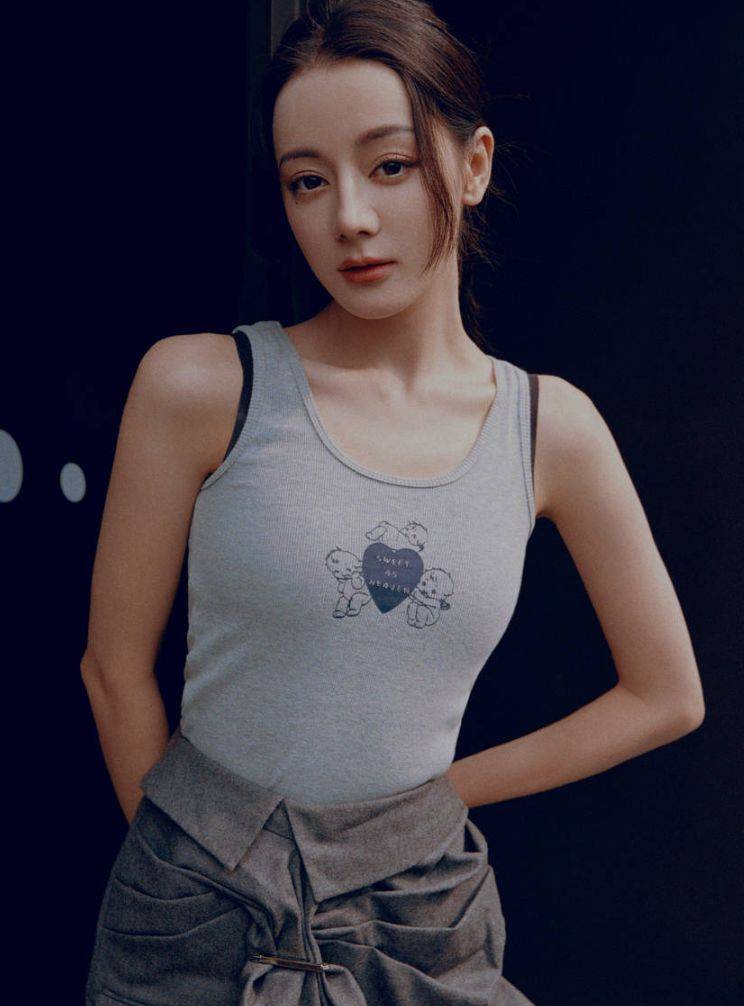 迪丽热巴穿可爱背心大秀锁骨 街头拍照长腿超吸睛_时尚_照片_魅力