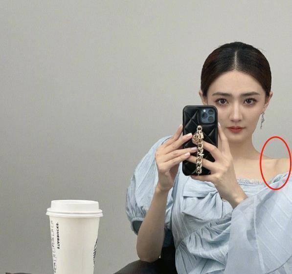 徐璐漫画腿登上热搜第一,陪妈妈上综艺意外抢镜,完美诠释名品漫画腿