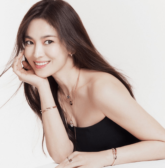 宋慧乔拍珠宝写真女神范儿, 穿抹身材裙锁骨迷人_气质_长发_笑容