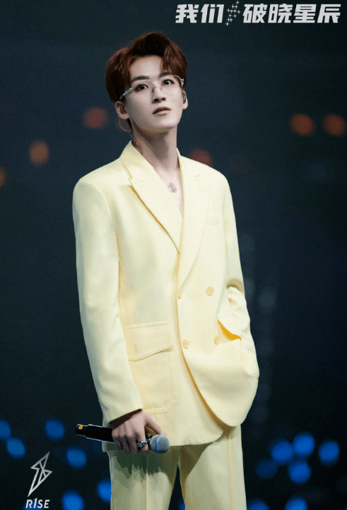 让我稍微有点遗憾的,可能就是"c位"周震南了,原本