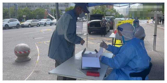 张馨予晒小院子张馨予自从嫁给何捷后,就是半隐退的状态.