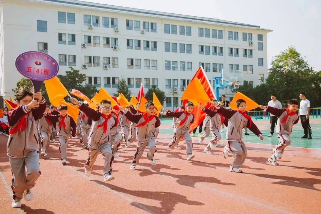 江苏省东台苏东双语学校第十八届田径运动会开幕_方阵_运动场_入场式