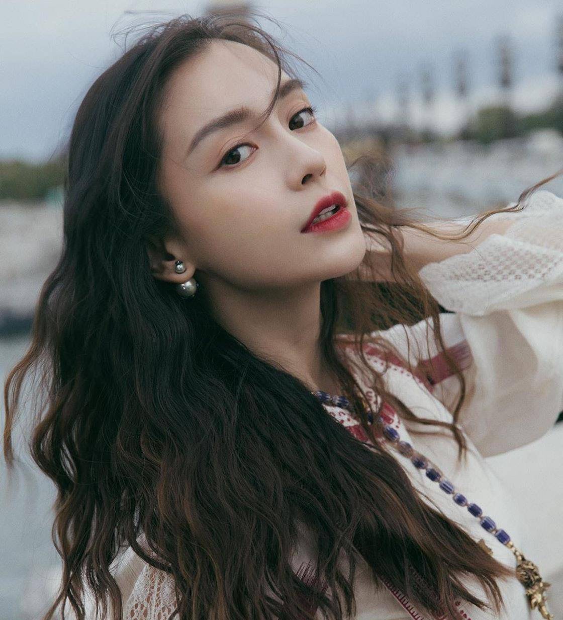 angelababy(杨颖)有着美丽的面孔和独特的外表.