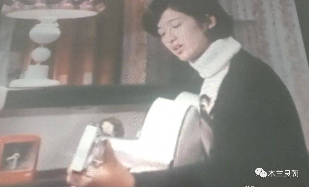 《血疑》中永不过时的的经典:喇叭裤,高领毛衣和幸子衫_时尚_电视剧