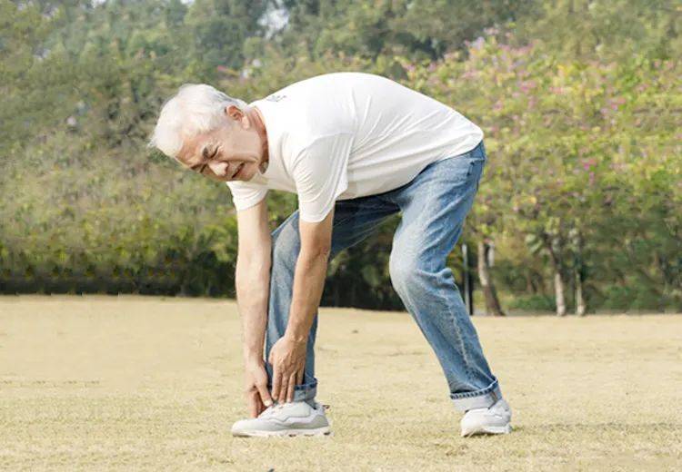 足力健提醒您常见的4种行为,不要再做了!_老年人_身体_重物