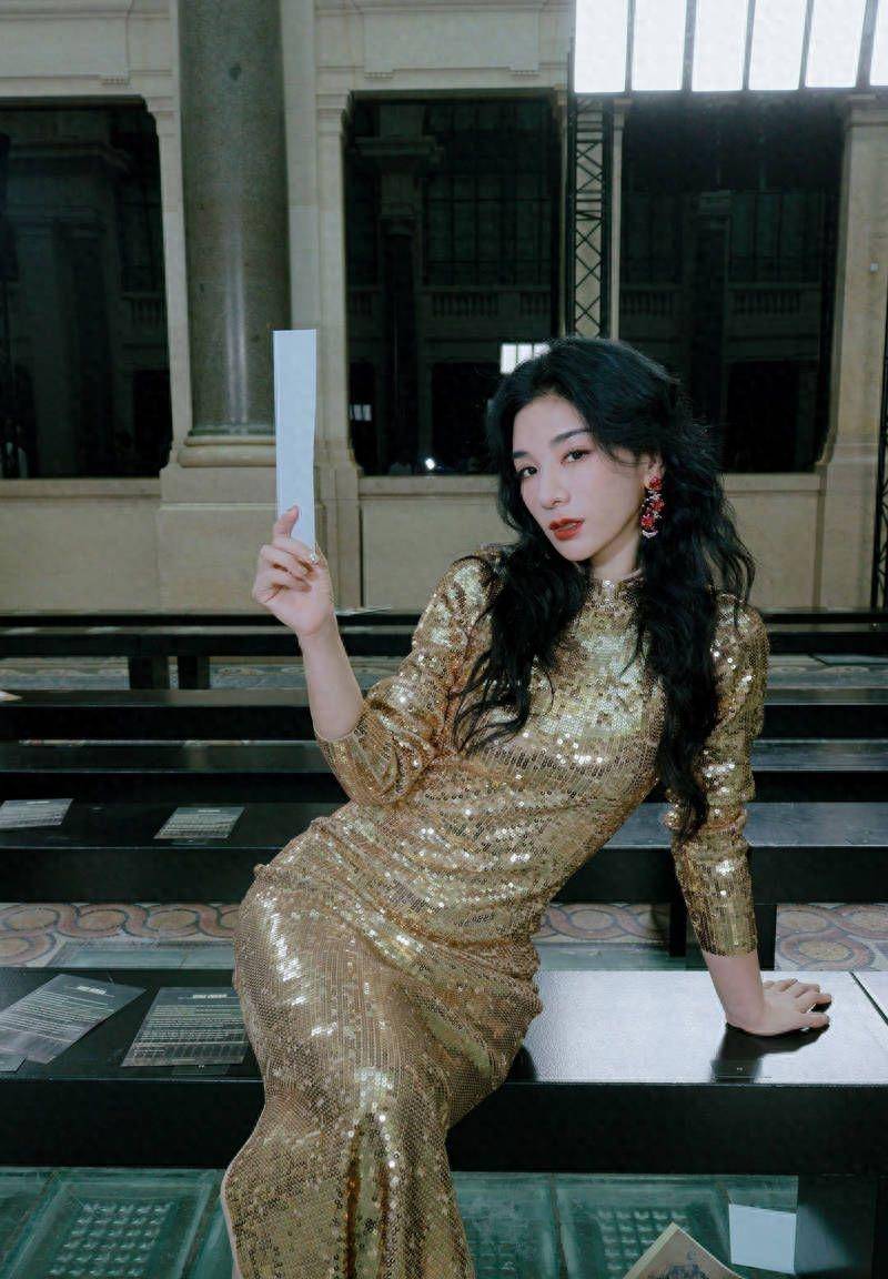 黄奕穿金色亮片镂空长裙,秀美背秀完美身材,性感迷人_时尚_时装周