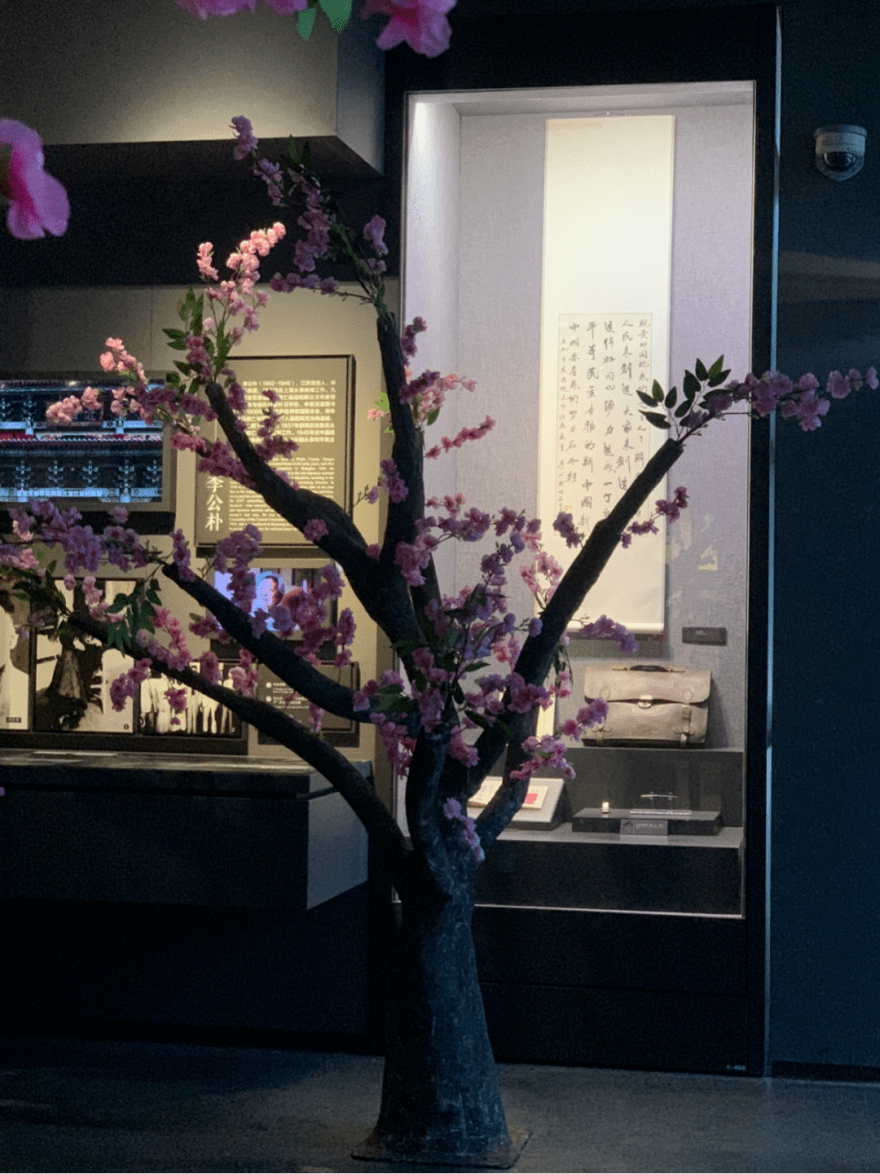 导演赵韬顺告诉记者,在昏暗的场馆里,一朵朵桃花就像打破黑暗的萤火