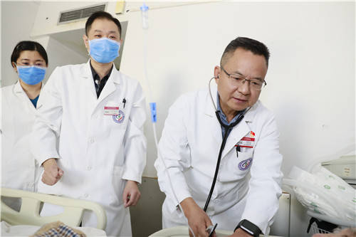 同患者"呼吸"与共,这位医生值得点赞!_张克_老人_病情