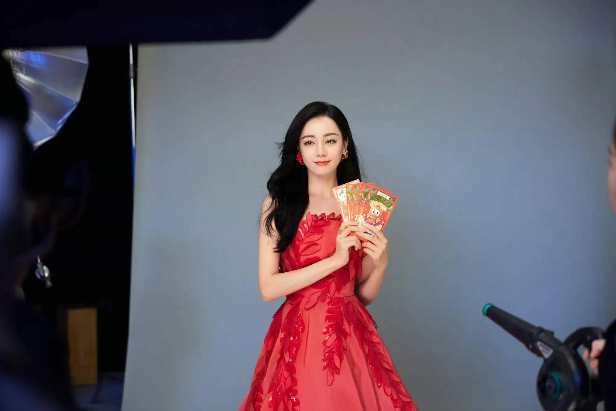 迪丽热巴碎钻流苏裙造型 仙气飘飘 美艳动人_美的_银色_长裙