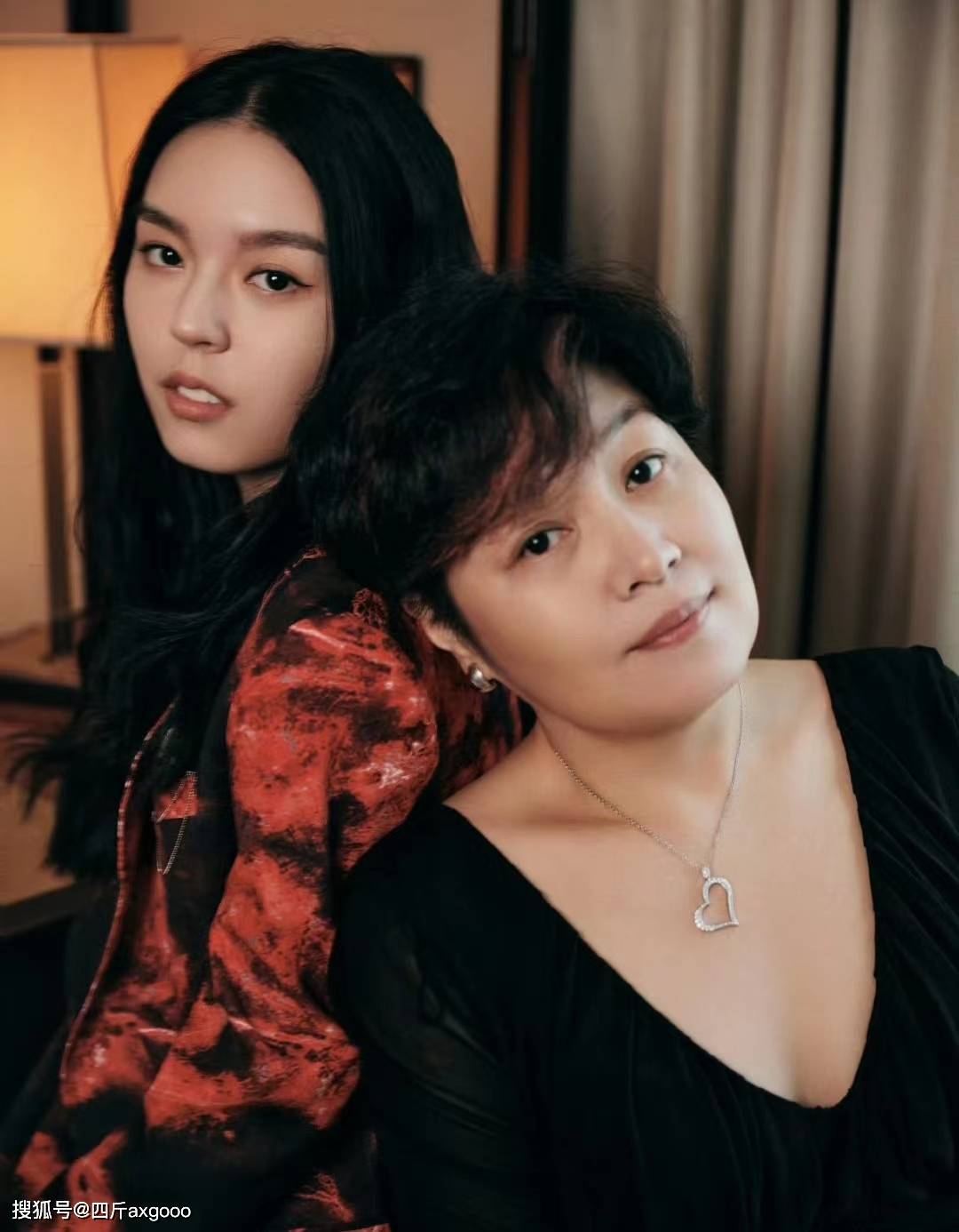 李咏逝世五周年妻子哈文四字悼念女儿法图麦多次因着装引热议