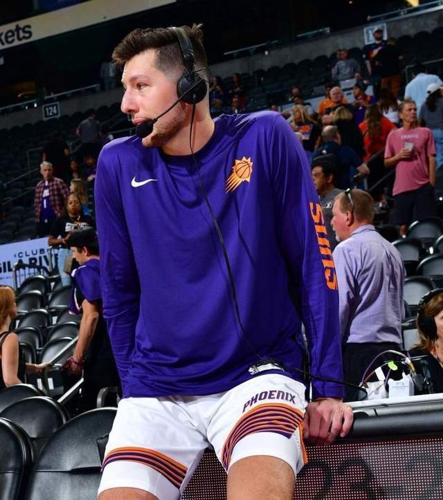 尤班克斯身高2米06,体重111公斤,现年26岁.他是一名落选秀.