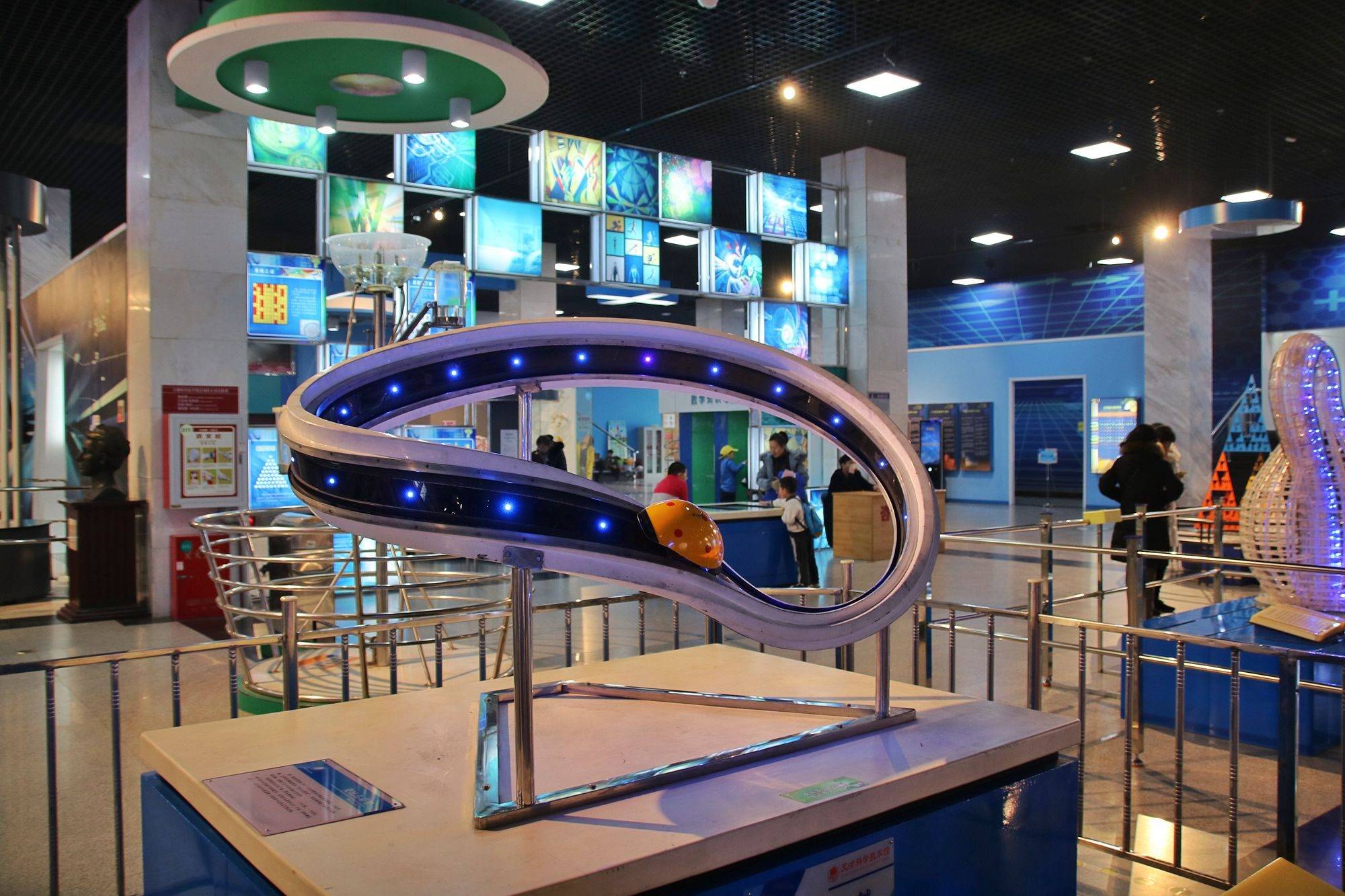 天津科学技术馆,全国科普教育的摇篮,是探索科学奥秘的好去处