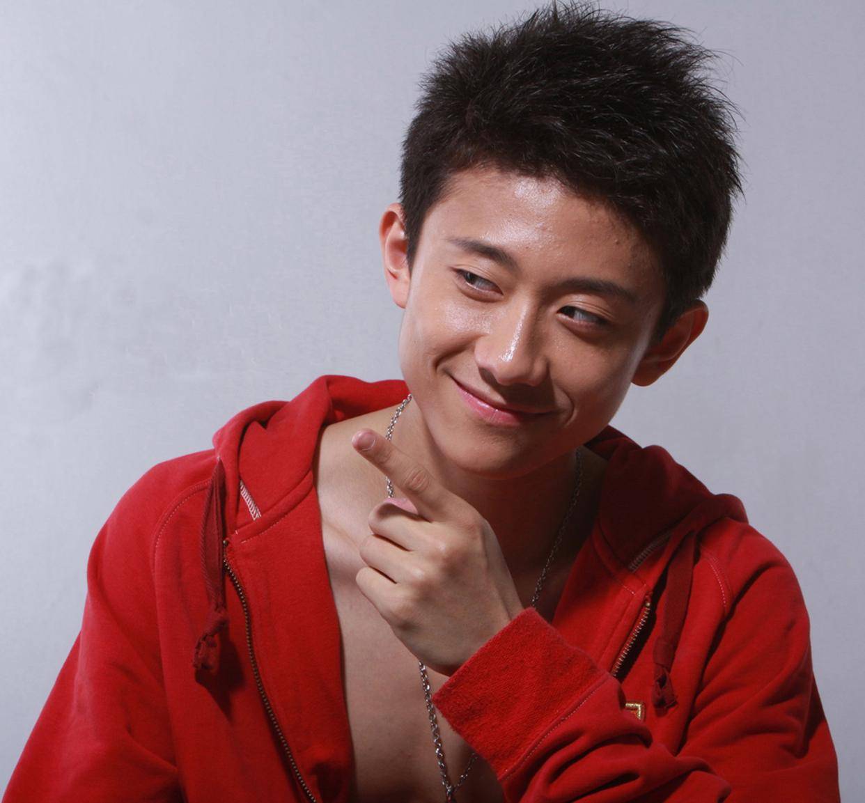 近日,路透社在南京拍摄的张一山照片显示,无论是在片场还是休息吃饭时