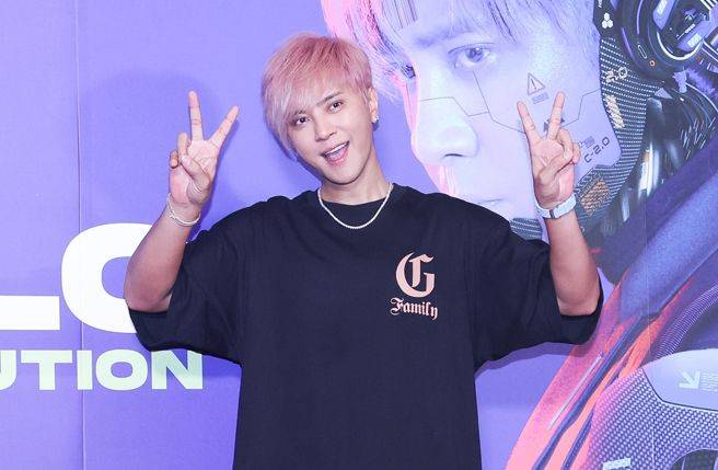 44岁罗志祥近况:花几十万买潮人单品,黑眼圈严重嘴唇发白很憔悴_明星