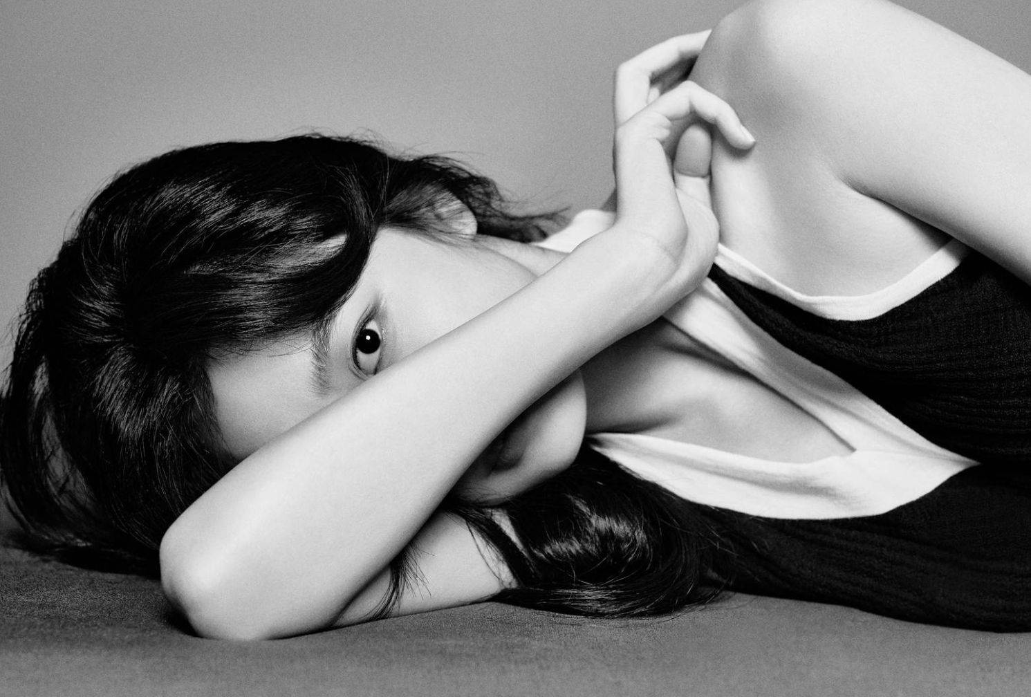 孙千妆容淡雅甜欲十足 穿黑白运动套装曲线婀娜_女性_照片_魅力