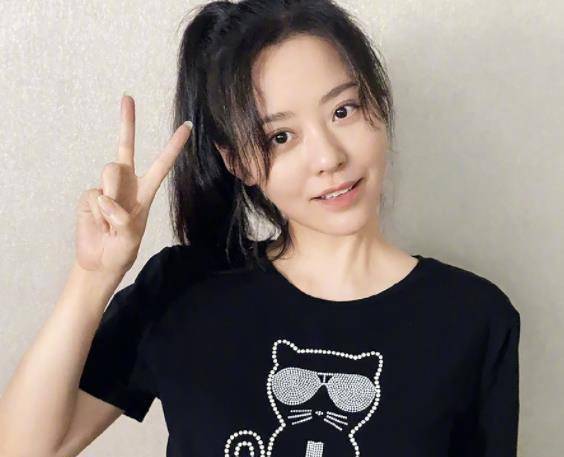 张天爱晒合影,35岁张靓颖不化妆,看清素颜:难怪鲜肉男友喜欢_朋友