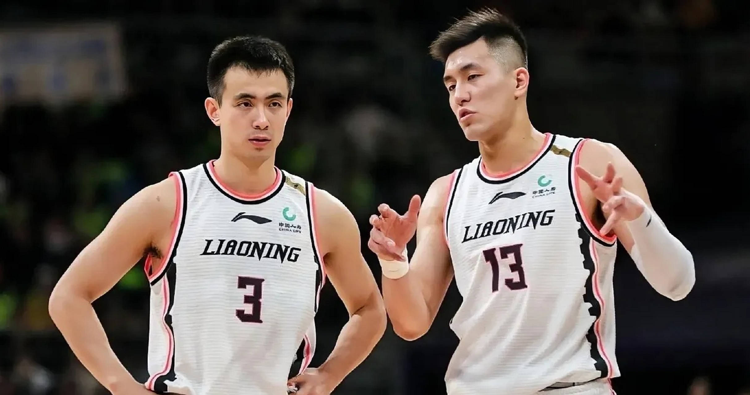 赵继伟受伤,郭艾伦赶紧上前关注!