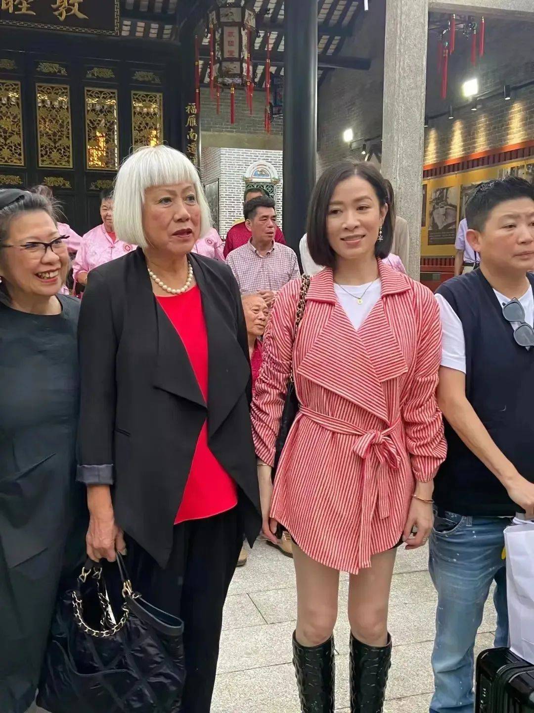 48岁女港星回乡祭祖惹争议,遭村民强抱一脸茫然,被爆捐赠巨款_佘诗曼