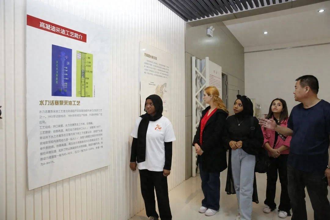 埃及,苏丹,阿塞拜疆四位外国小姐姐"打卡"中国石油辽河油田_工艺品