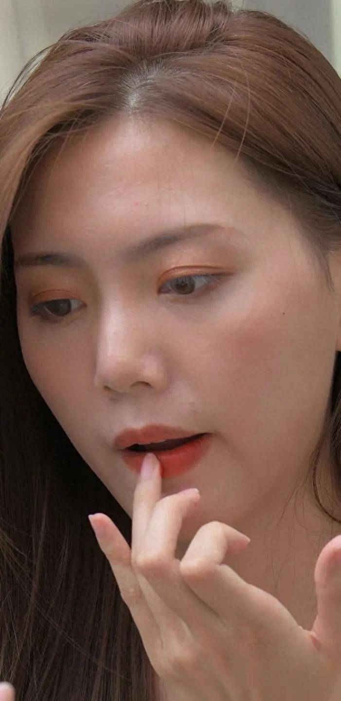 五官清秀,浓眉大眼,笑容灿烂!