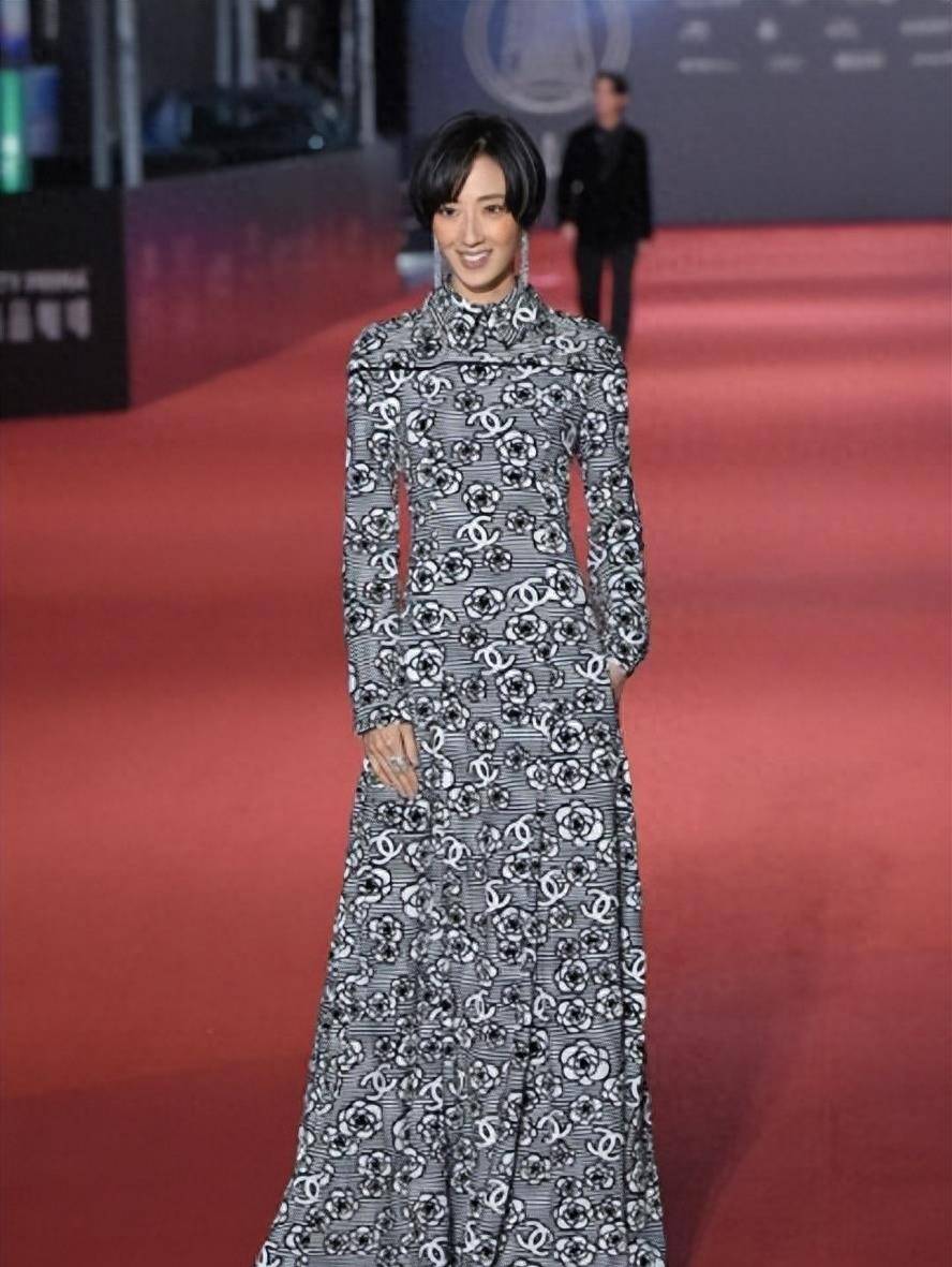 桂纶镁在颁奖典礼上笑容满面,香奈儿连衣裙秀出纤细身材,短发耳环增添