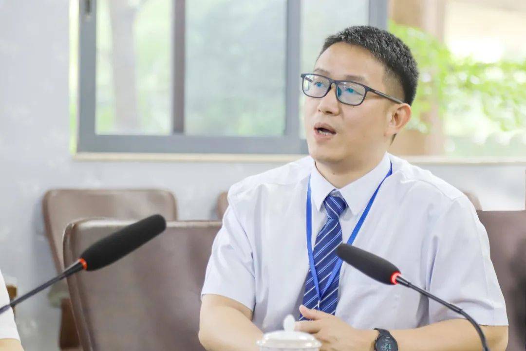 会上,钟文彬院长热情地为各位退休职工干部介绍近期医院发展情况以及