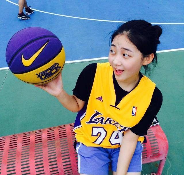 年幼的李明阳,被教练看中了,她打篮球时的场景,让教练发现了她的潜力