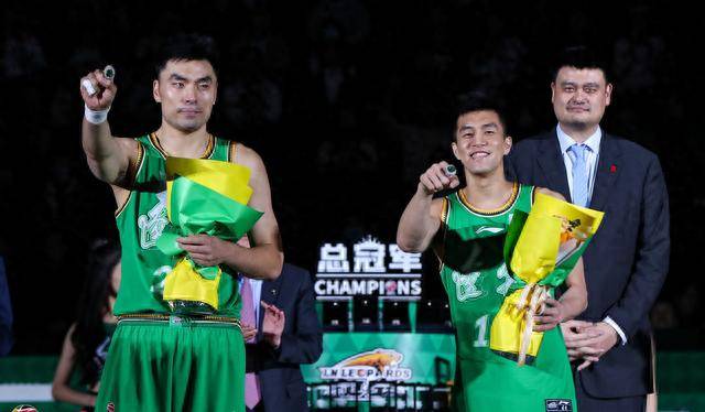 cba首轮辽篮109-85南京同曦图片分享,颁奖仪式姚明罕见露出笑容_球员