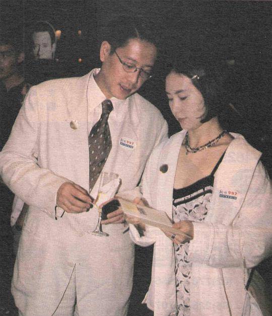 他把李嘉欣推给许晋亨,帮何超琼脱离苦海,自己顺利攀上刘銮雄_香港