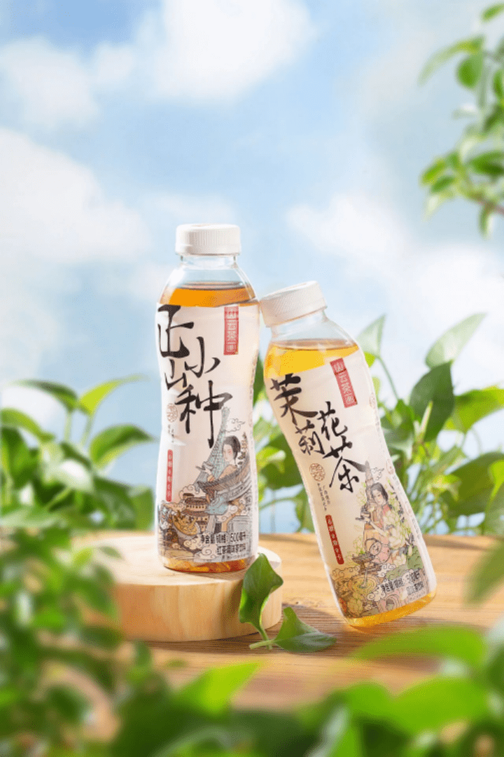 2020年,银鹭推出无糖茶品牌「山云茶画」,聚焦都市白领人群,定位"手边