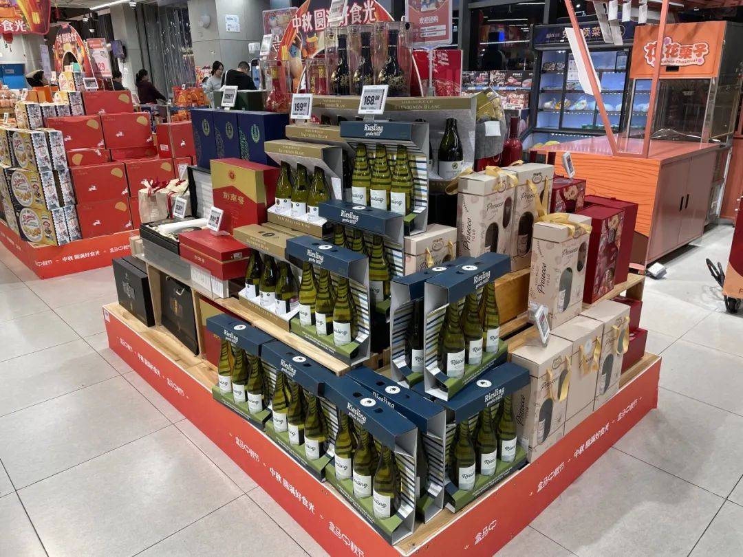 大多以100-300元产品为主,如盒马今年在其最为显眼的促销堆头陈列上