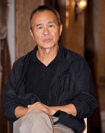 娱乐日报曝萧亚轩与小15岁帅哥恋爱;侯孝贤患失智症;王大陆有新恋情