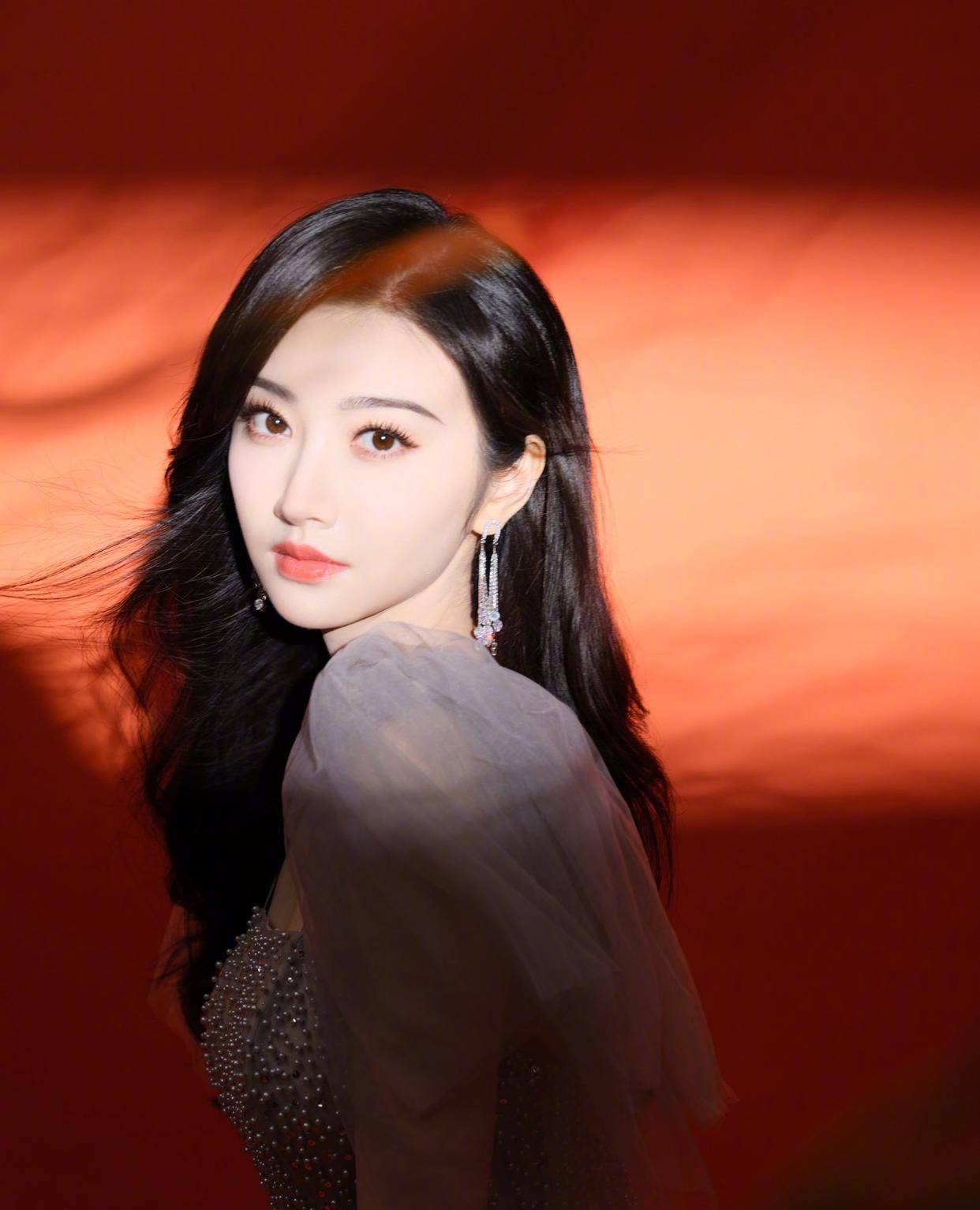 景甜的坎坷演艺路:神秘豪门身世,恋爱风波与惊人财富揭秘!