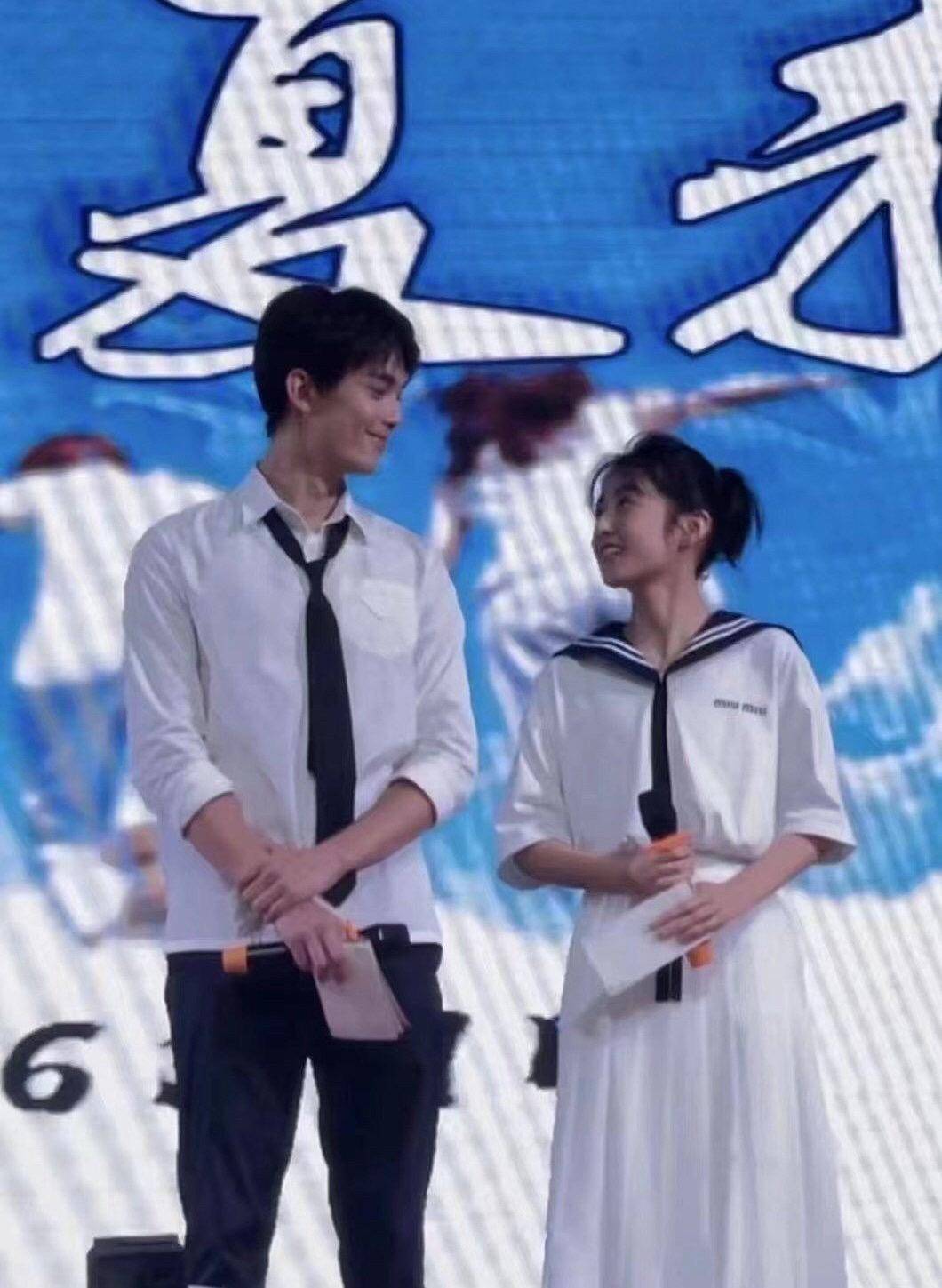 张子枫吴磊空降毕业典礼,俩人同穿白色系,cp感超强_感觉_青春_黑色